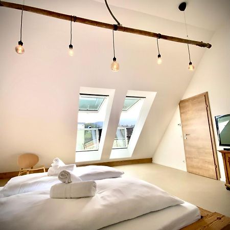 Waterfront - Urbane Eleganz Am Bachufer Apartment Villach Bagian luar foto