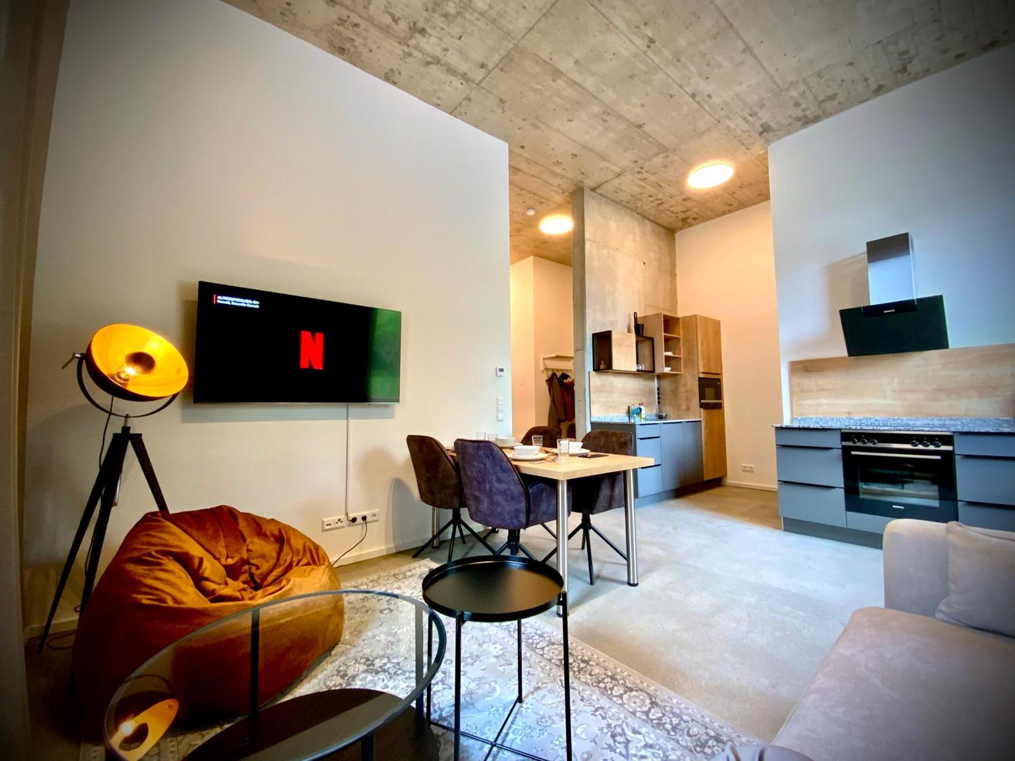 Waterfront - Urbane Eleganz Am Bachufer Apartment Villach Bagian luar foto