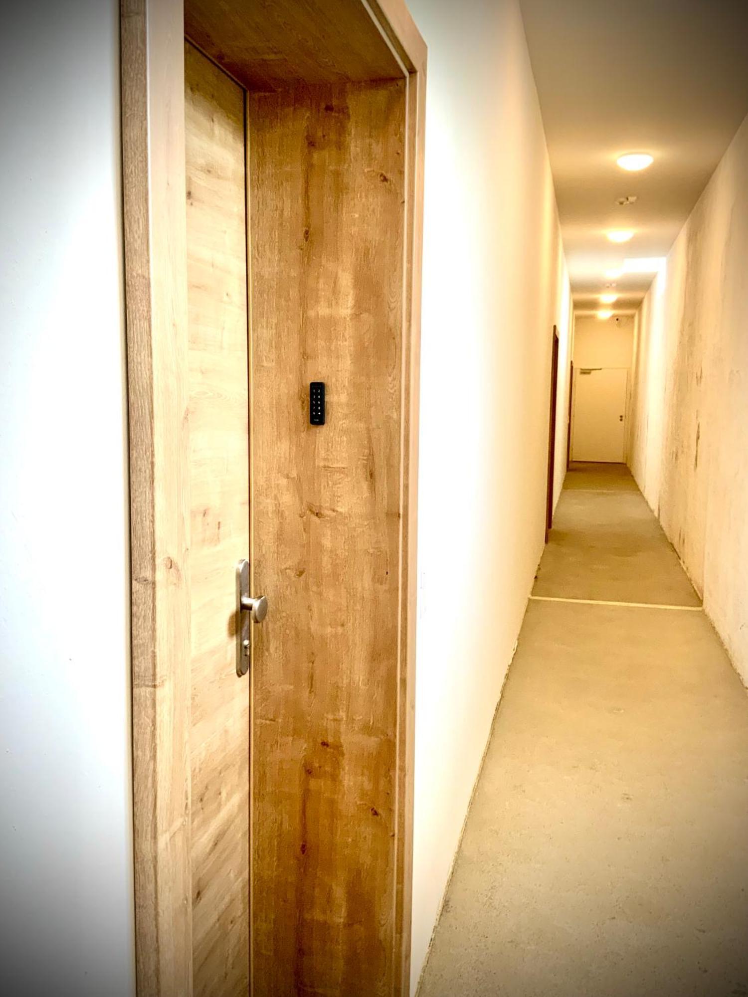 Waterfront - Urbane Eleganz Am Bachufer Apartment Villach Bagian luar foto