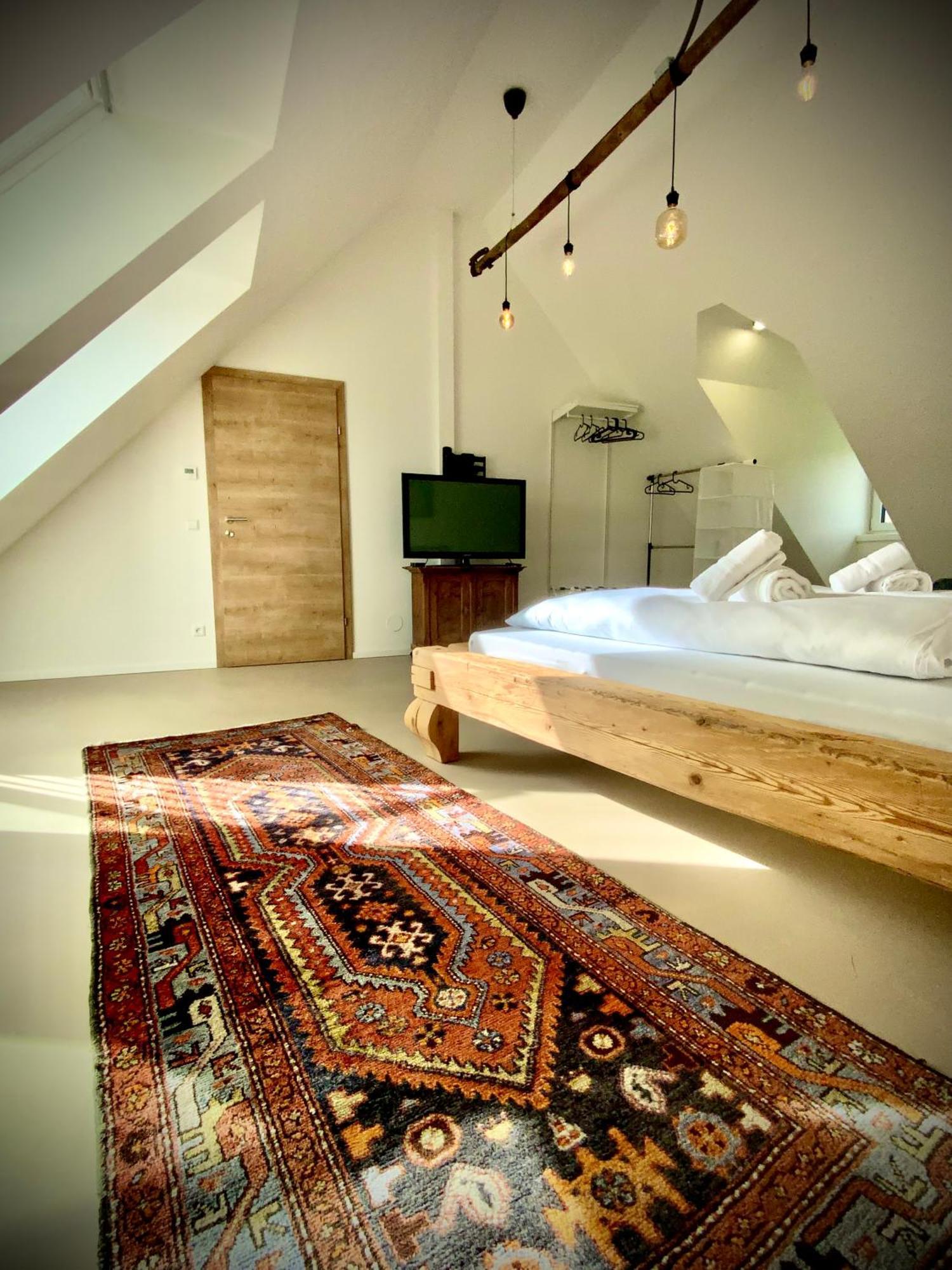 Waterfront - Urbane Eleganz Am Bachufer Apartment Villach Ruang foto
