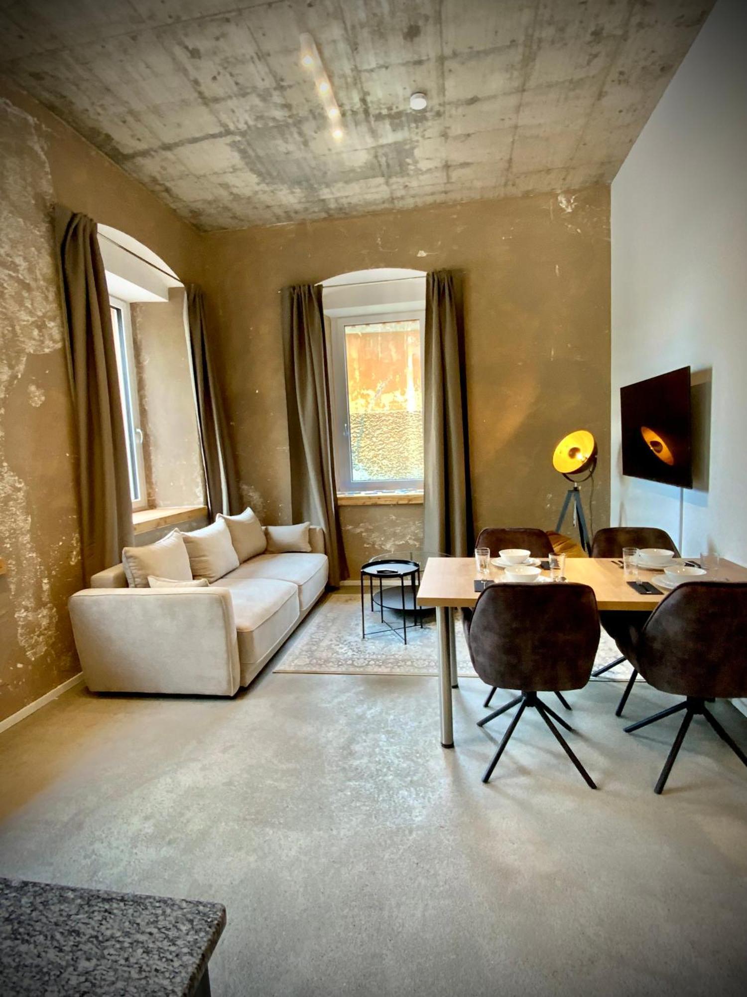 Waterfront - Urbane Eleganz Am Bachufer Apartment Villach Ruang foto